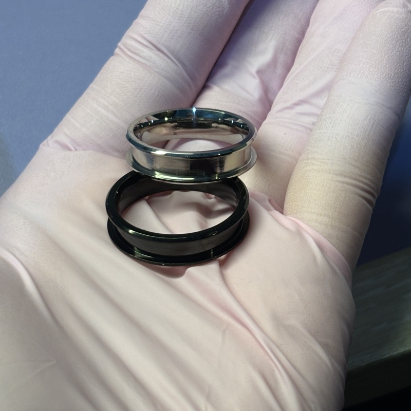 Kanaliga sõrmus 4mm must ja teras