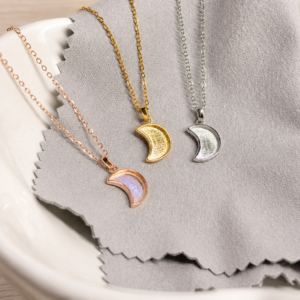 Mälestusehe Luna, kuukujuline kaelakee