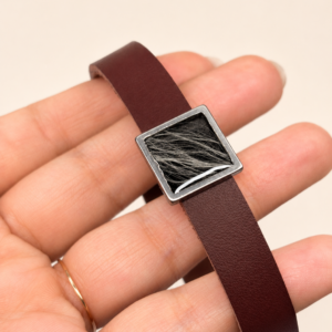 Mälestusehe Nord, nahast käevõru kandilise mälestuskiviga